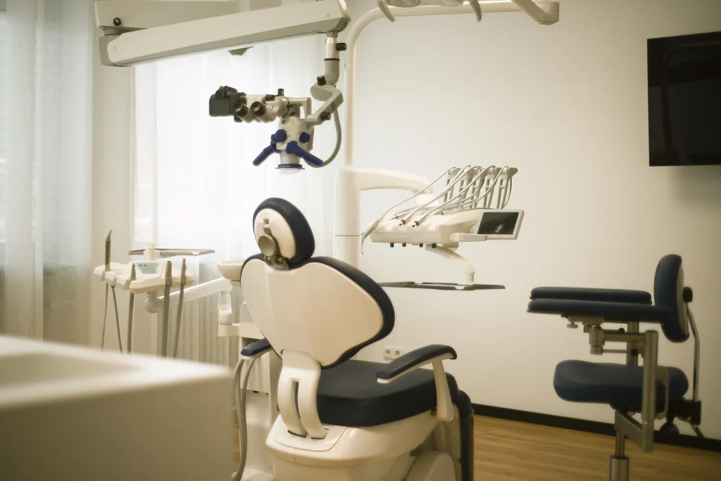 Behandlungszimmer mit Mikroskop bei ZahnZuliebe Mainz