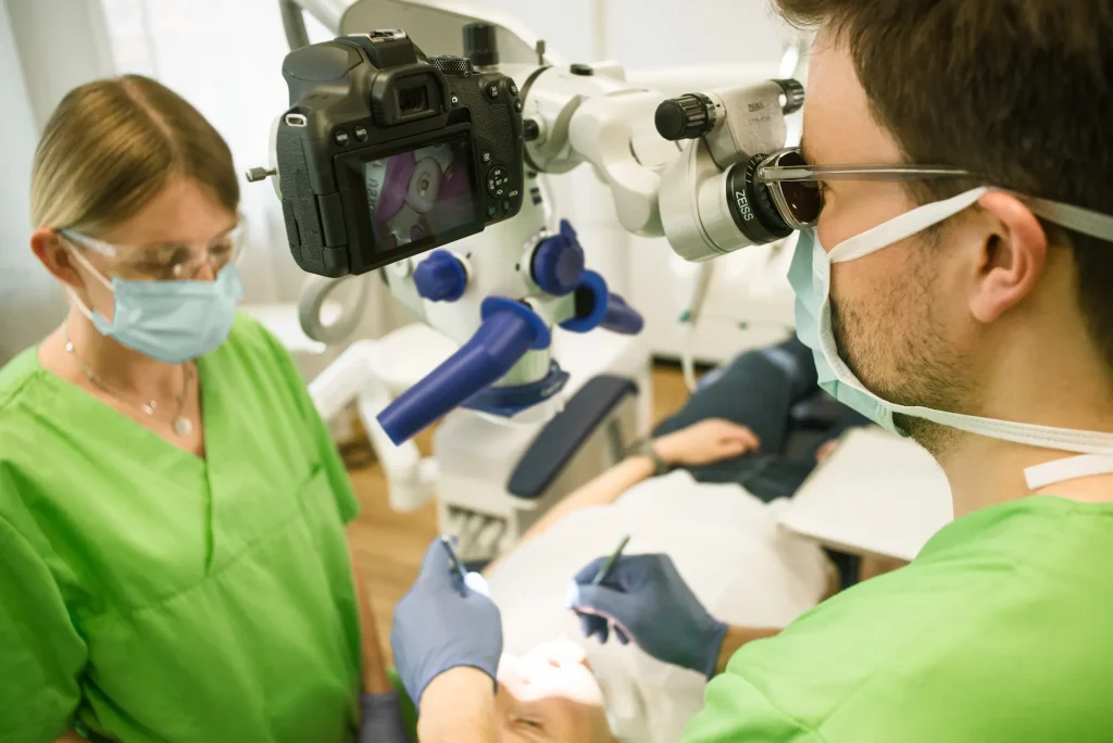 Dr. Morlock bei der Arbeit (Endodontie) mit dem Mikroskop