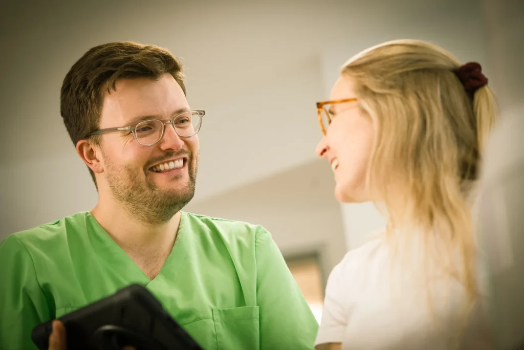 Dr. Morlock bei der Beratung einer Patientin Zahnerhaltung Wurzelkanalbehandlung