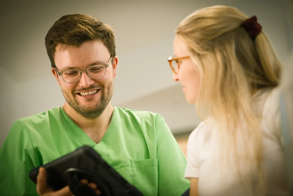 Dr. Morlock bei der Beratung einer Patientin Zahnerhaltung Wurzelkanalbehandlung