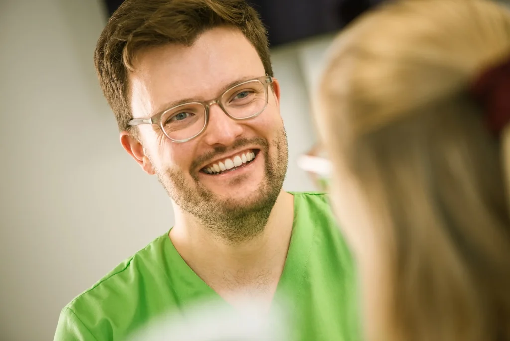 Dr. Morlock berät Patientin Wurzelbehandlung