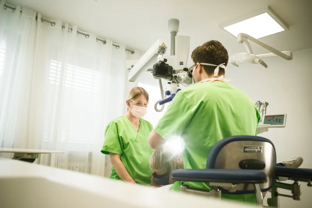 Dr. Morlock bei der Arbeit (Endodontie) mit dem Mikroskop