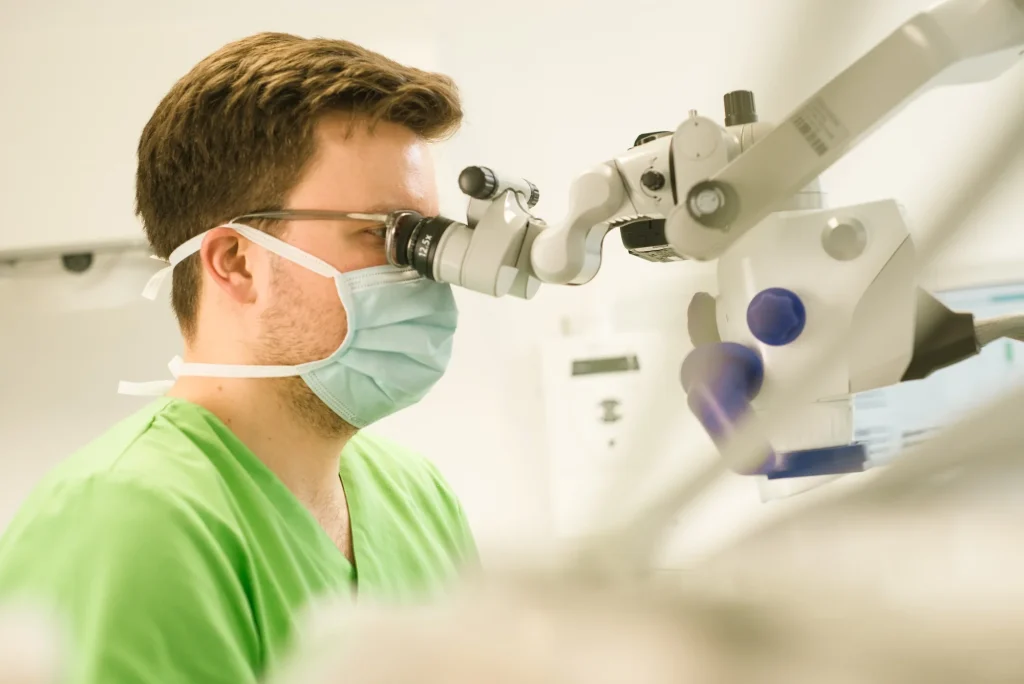 Dr. Morlock bei der endodontischen Behandlung mit dem Mikroskop
