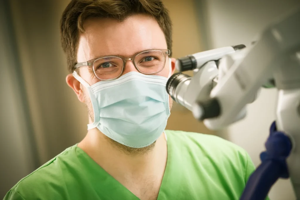Zahnarzt Dr. Morlock mit dem Mikroskop