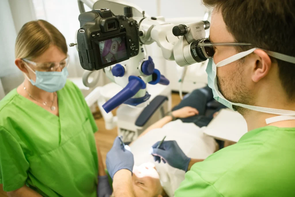 Dr. Morlock (Endodontie) mit dem mikroskopische Zahnmedizin